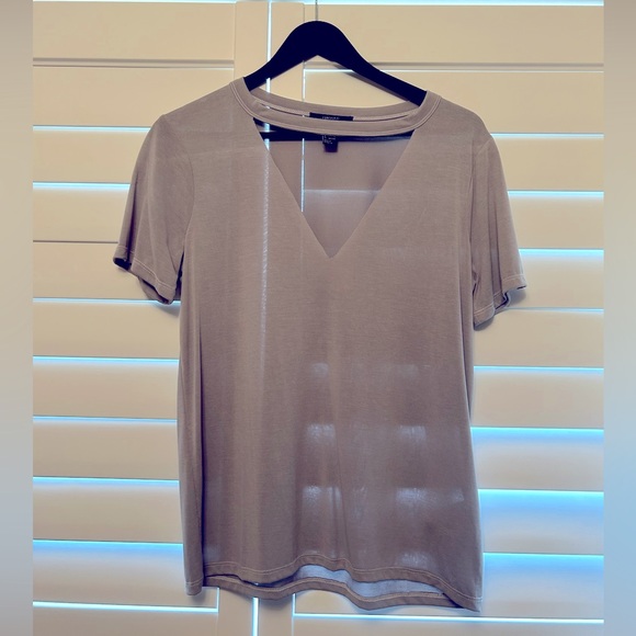 LIKE NEW Forever 21 Women’s V Neck Tee with Neckline Detailing (XS) - Picture 1 of 2